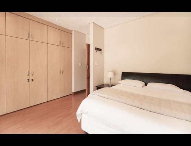 5 BEDROOM HOUSE FOR SALE IN DOWERGLEN EXT 4